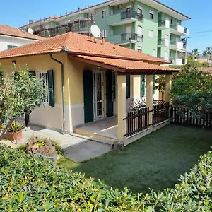 villa-la-casetta-con-giardino-a-30-m-dal-mare.hotelitalianriviera.com/
